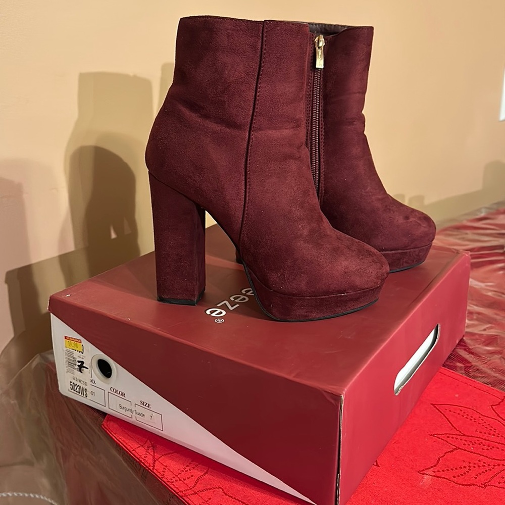 Burgundy Boots 👢 Size 7 - Nature Breeze